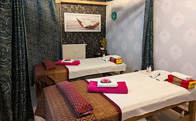 Stimmungsvoller und gepflegter Behandlungsraum bei Kean Nakhon Geesthacht