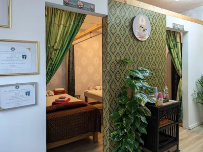 Traditionell gestalteter Eingangsbereich mit Thai-Dekor bei Kean Nakhon Geesthacht